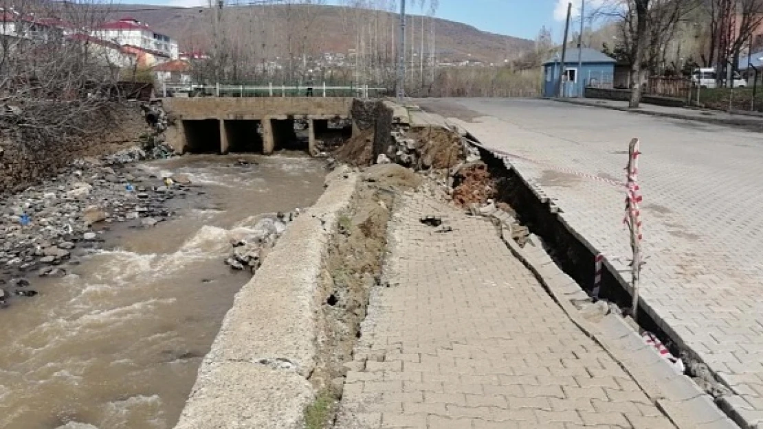 Bingöl'de istinat duvarı ve yol çöktü