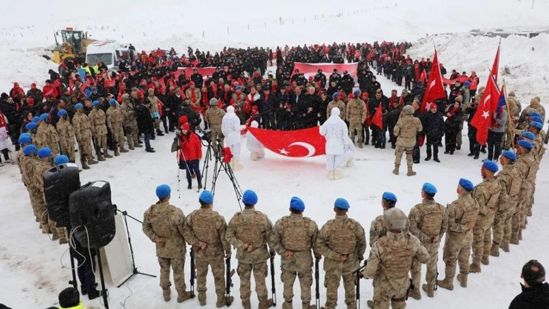 Binlerce Bayburtlu vatandaş Kop Şehitleri için yürüdü