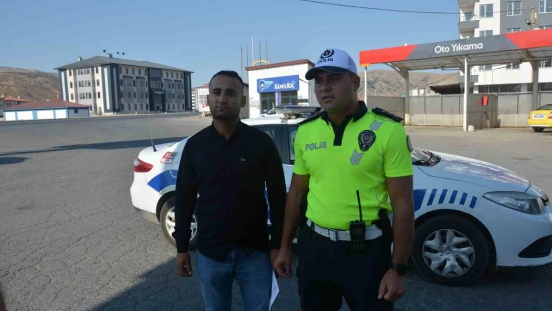 Bitlis polisi otobüse yolcu gibi binerek şoförü denetledi