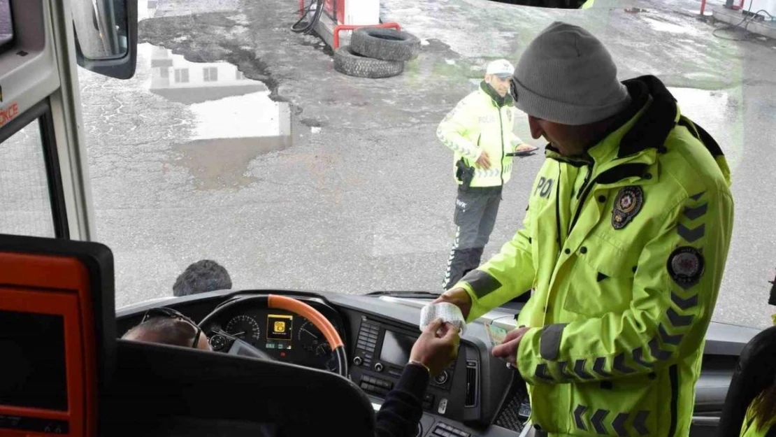 Bitlis polisi otobüslerde emniyet kemeri bilgilendirmesi yapıyor