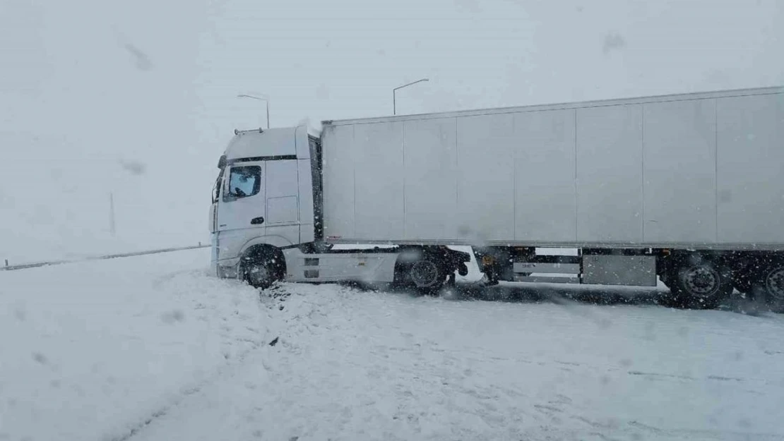 Bitlis'te 10 aracın karıştığı zincirleme kazada 16 kişi yaralandı