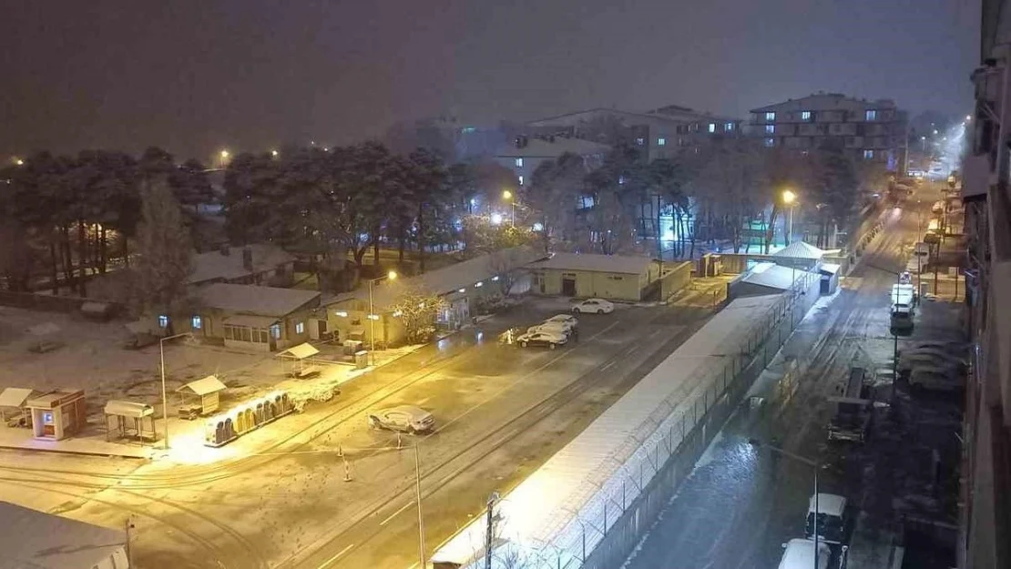 Bitlis'te beklenen kar yağışı başladı