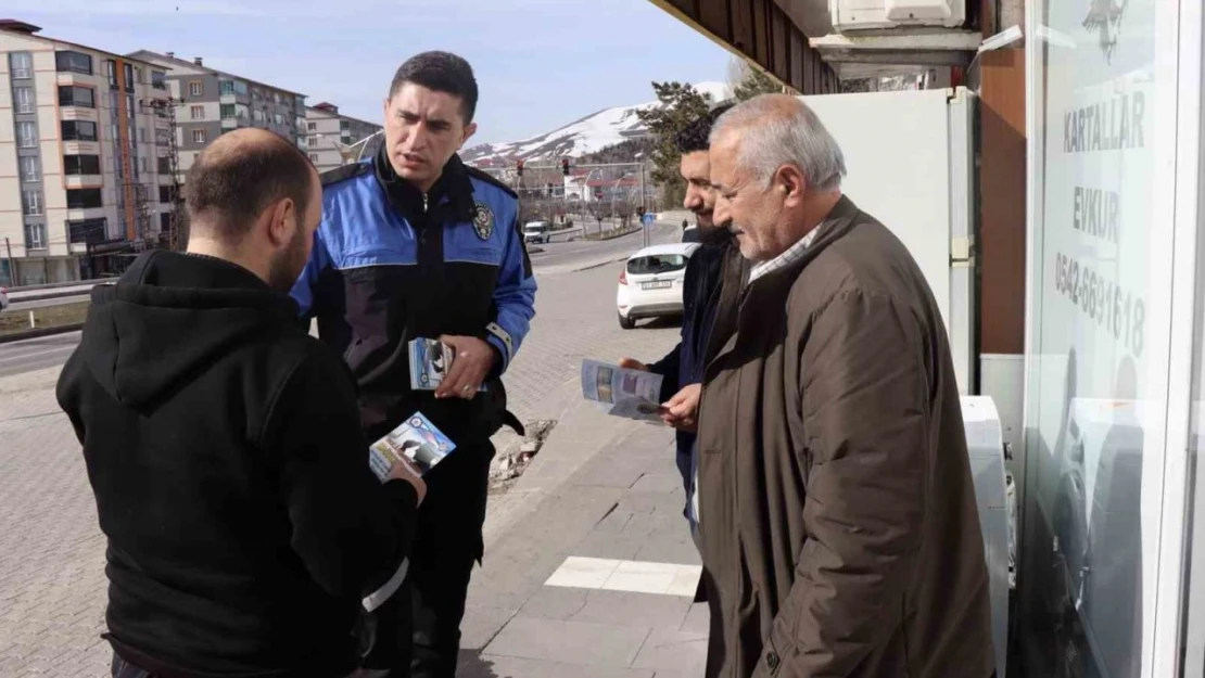 Bitlis'te emniyet görevlilerince vatandaşlar dolandırıcılık hakkında bilgilendirildi