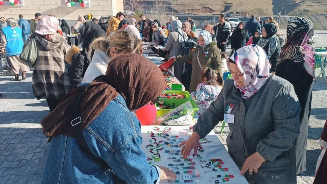 Bitlis'te Filistin halkı yararına hayır çarşısı açıldı