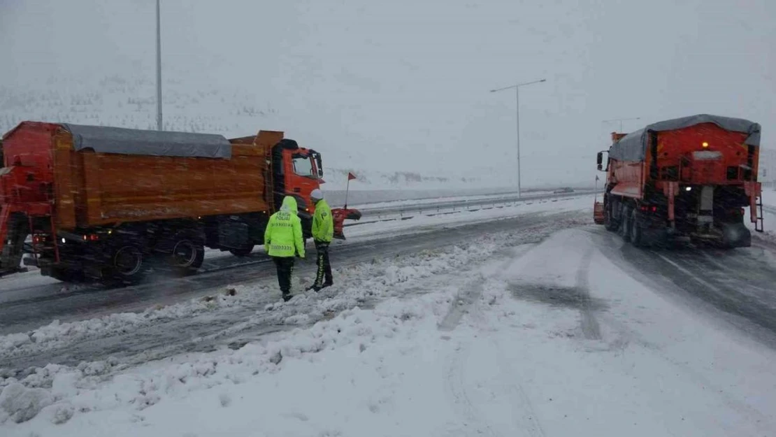 Bitlis'te kar yağışı etkili oldu 100'e yakın araç yolda kaldı