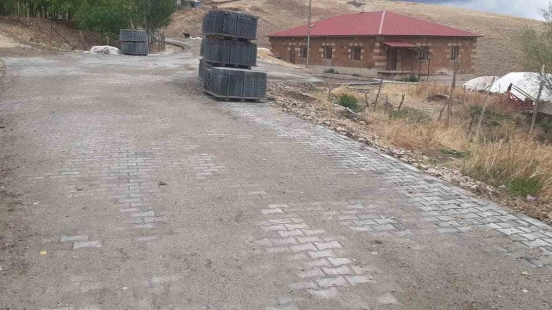 Bitlis'te köy yollarına kilitli parke taşı döşendi