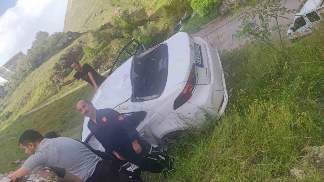 Bitlis'te minibüsle otomobil çarpıştı: 1 yaralı