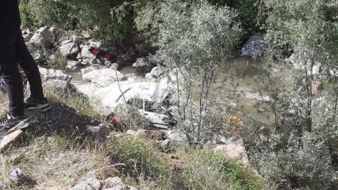 Bitlis'te otomobil dereye uçtu... Ölü ve yaralılar var