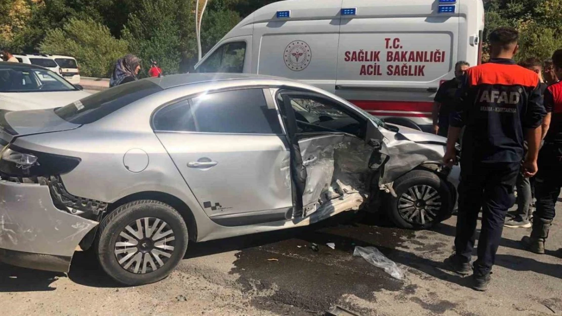 Bitlis'te otomobiller çarpıştı: 4 yaralı