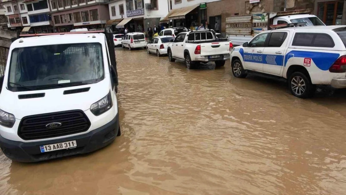 Bitlis'te sağanak yağış taşkınlara ve göçüklere neden oldu