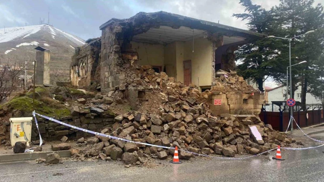 Bitlis'te sağanak yağışla bir taş ev yıkıldı