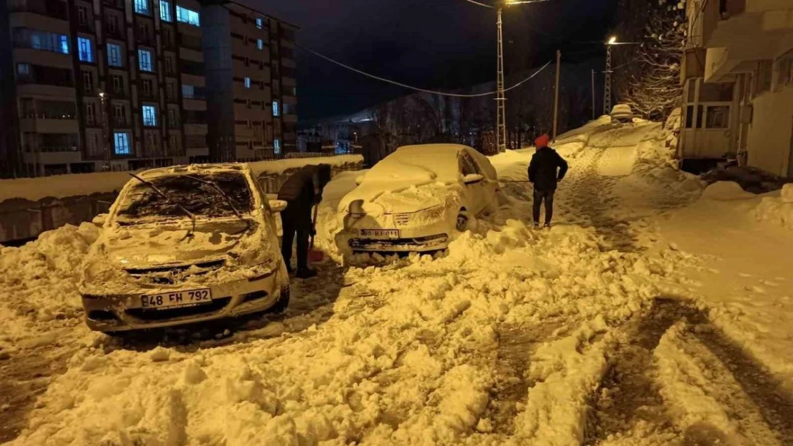 Bitlis'te tek katlı evler ve araçlar kar altında kaldı