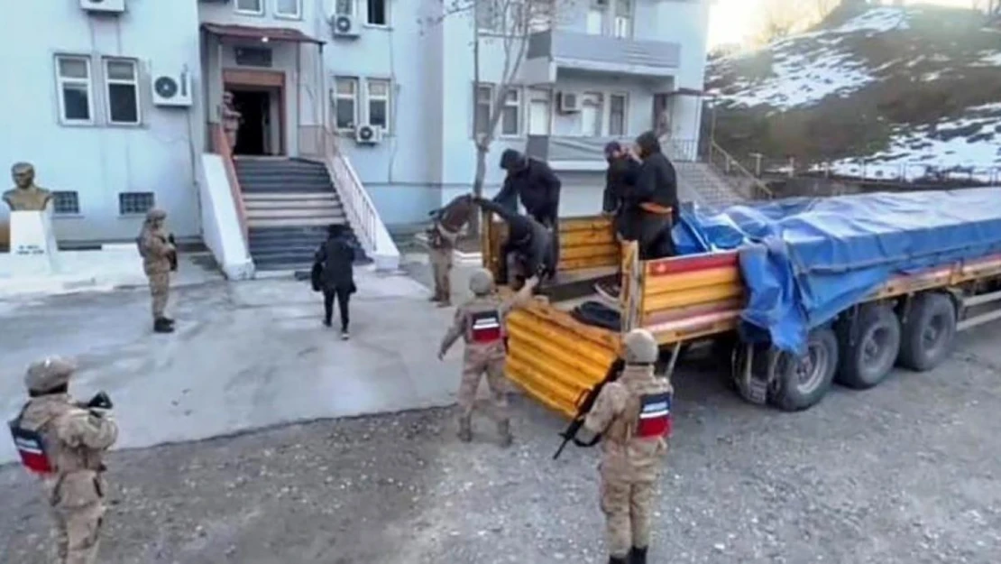 Bitlis'te tır içinde 58 düzensiz göçmen yakalandı