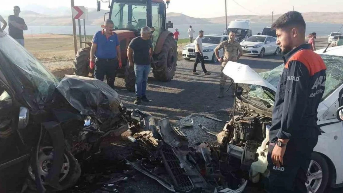 Bitlis'te kamyonetler kafa kafaya girdi... Çok sayıda yaralı var