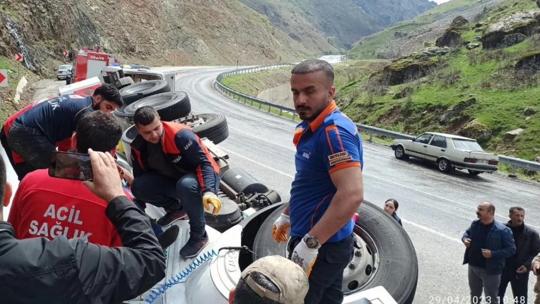 Bitlis'te yakıt dolu tır devrildi: 1 yaralı