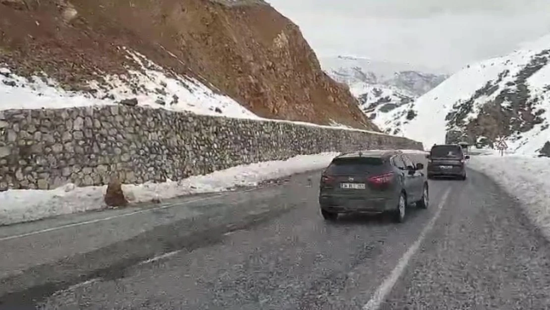 Bitlis'te yola düşen kayalar sürücülere zor anlar yaşattı