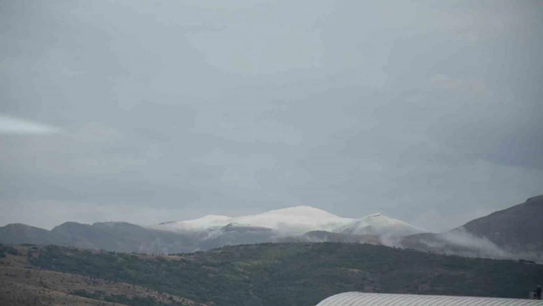 Bitlis'te yüksek kesimlere mevsimin ilk karı düştü