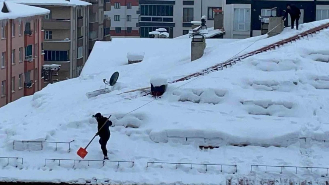 Bitlis'te yürekleri ağızlara getiren çatı temizliği