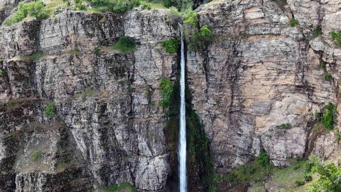 Bitlis'teki Gümüşkanat Şelalesi havadan görüntülendi