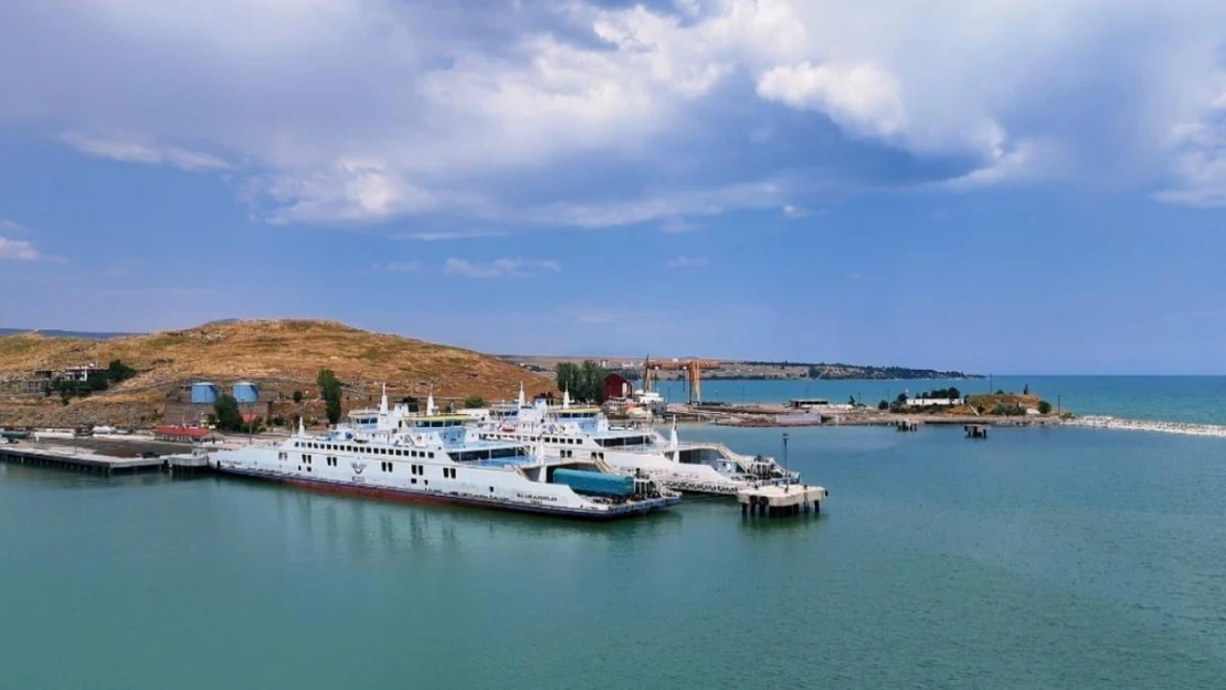 Bitlis'teki ikiz feribotlar Van Gölünde yük taşımacılığında büyük rol oynuyor