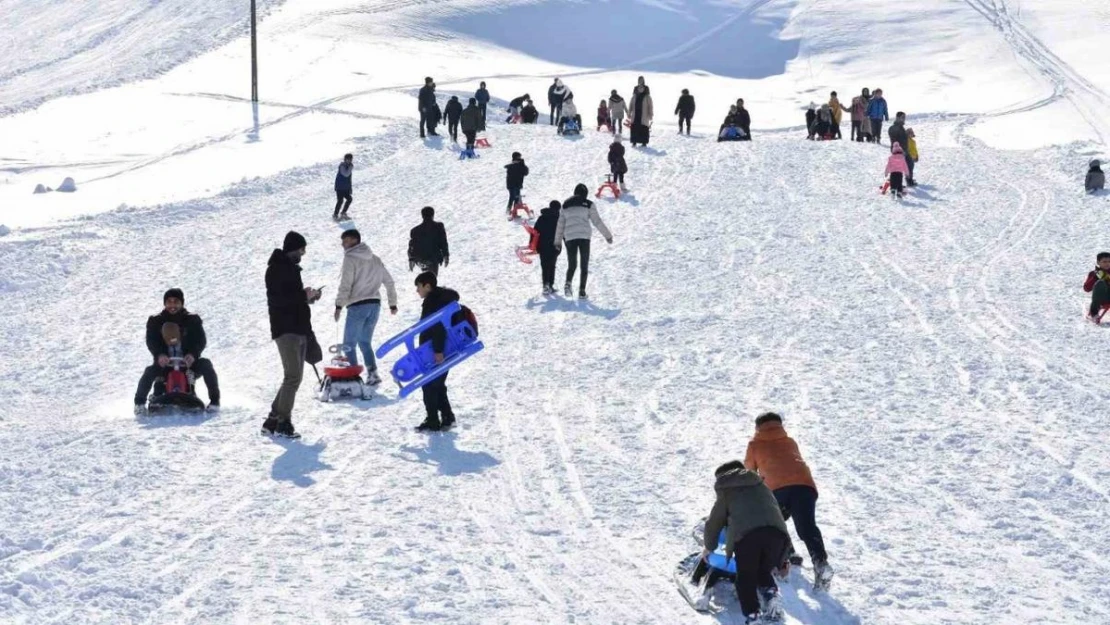 Bitlis'teki kayak tesisi yarıyıl tatilinde dolup taştı