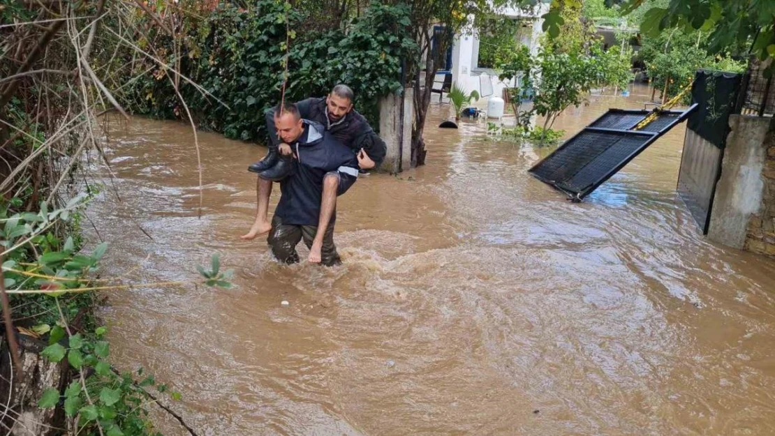 Bodrum'da dere taştı, 4 kişi mahsur kaldı