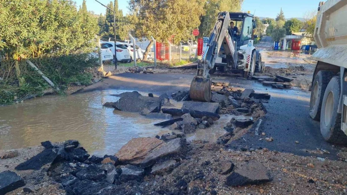 Bodrum'da içme suyu isale hattı patladı, işletmeleri su bastı