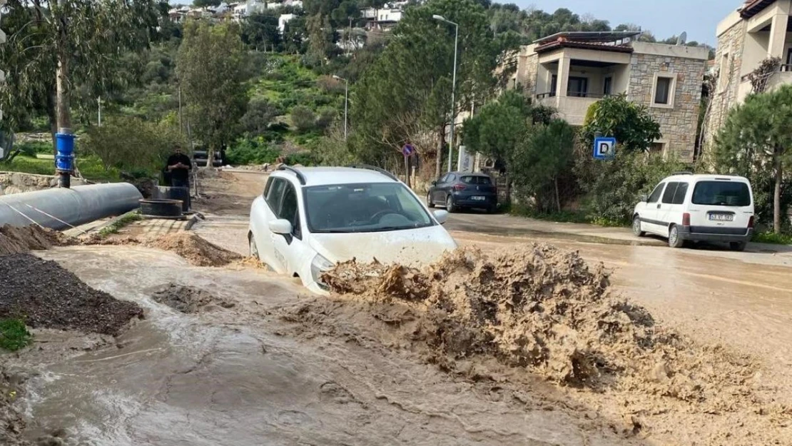 Bodrum'da isale hattı patladı, yollar göle döndü