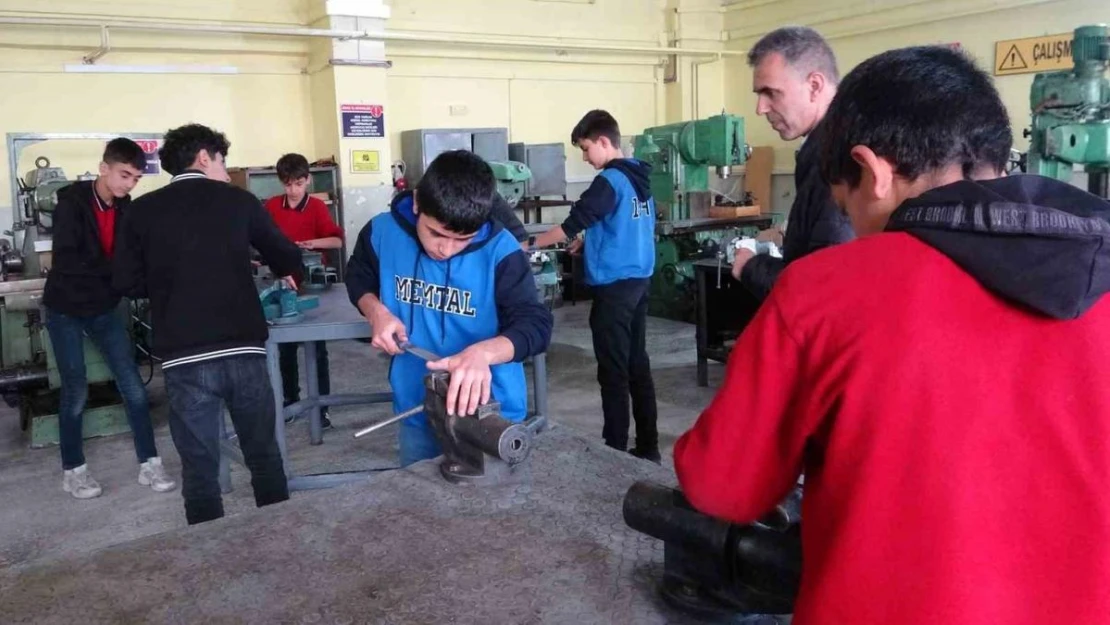 Bölgedeki okulların malzeme ihtiyacı Van'daki meslek lisesi tarafından karşılanıyor