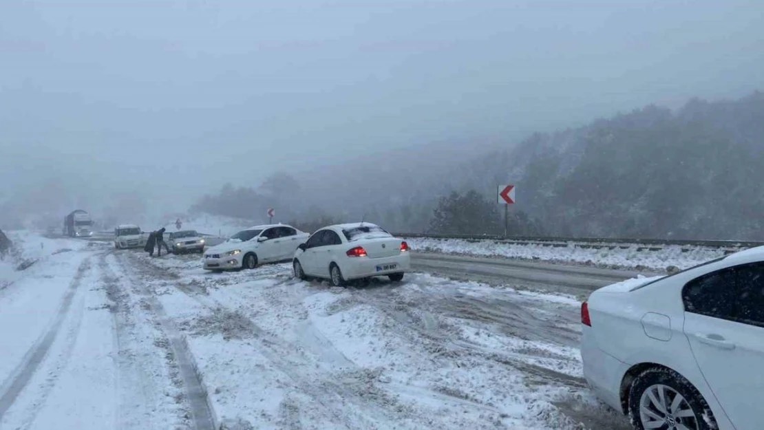 Bolu'da onlarca araç yolda kaldı