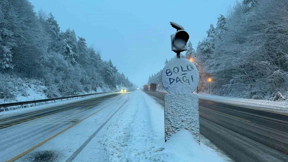 Bolu Dağı geçişinde aralıklarla kar yağışı etkili oluyor