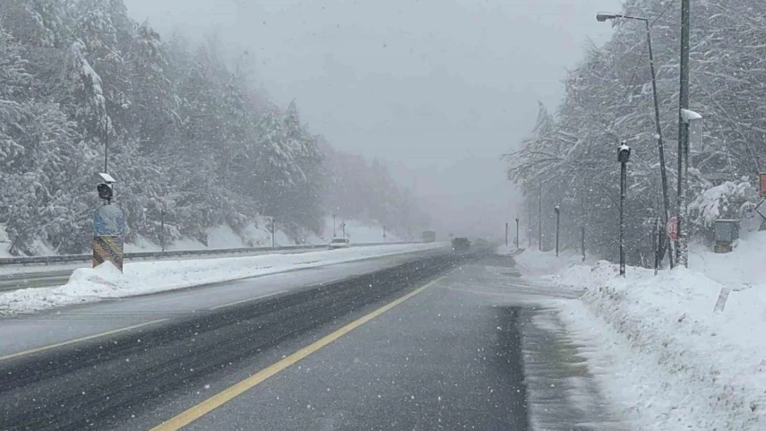 Bolu Dağı'nda aralıklarla kar yağışı etkili oluyor