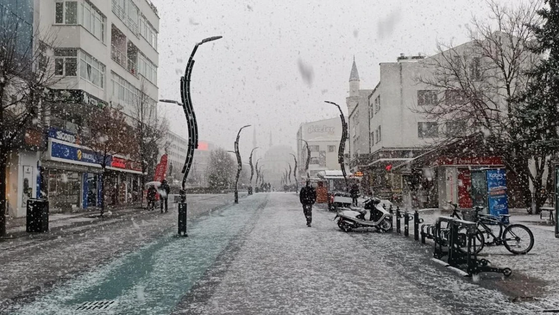 Bolu'ya lapa lapa kar yağıyor