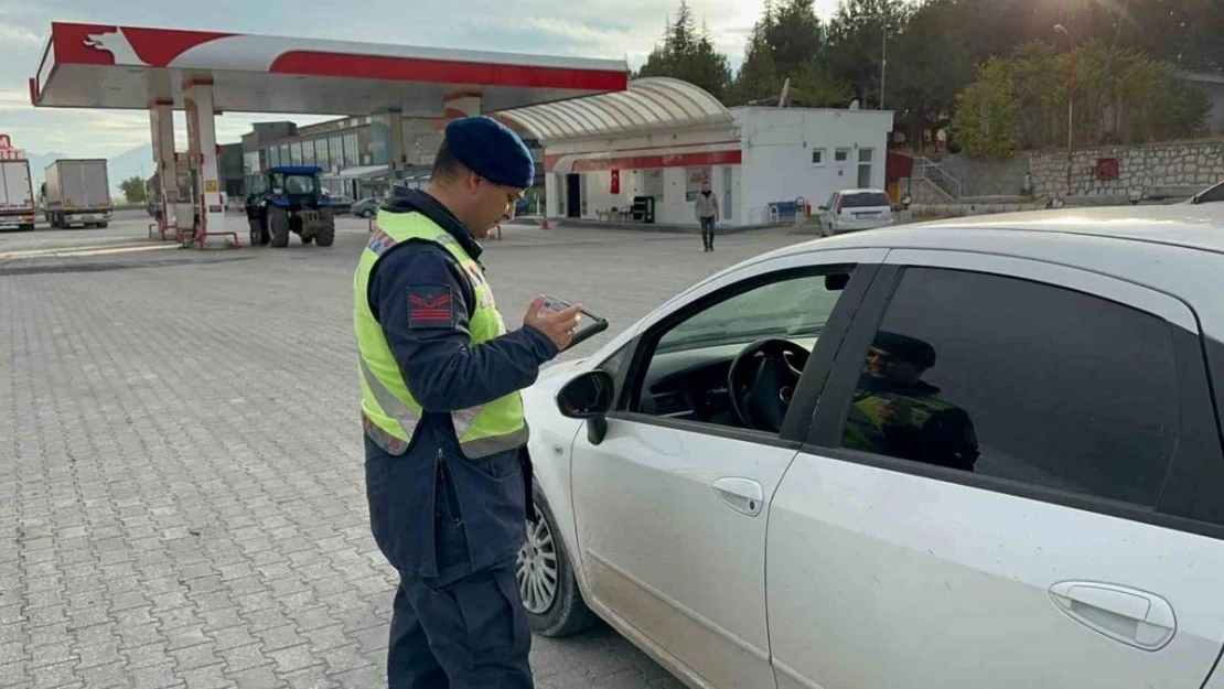 Bolvadin'de jandarma ekiplerinden asayiş ve trafik denetimi