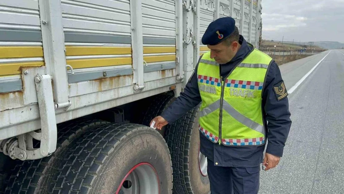 Bolvadin'de ticari araçlara yönelik kış lastiği denetimi