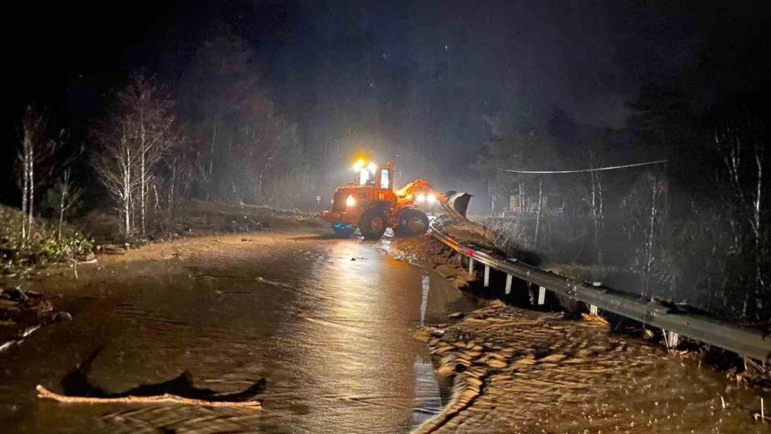 Borçka'da sel hasara neden oldu, cemaat camide mahsur kaldı