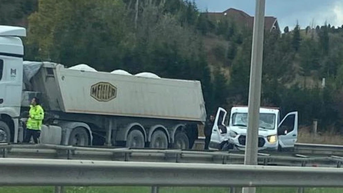 Bozüyük'te kamyonet park halindeki tıra çarptı: 2 yaralı