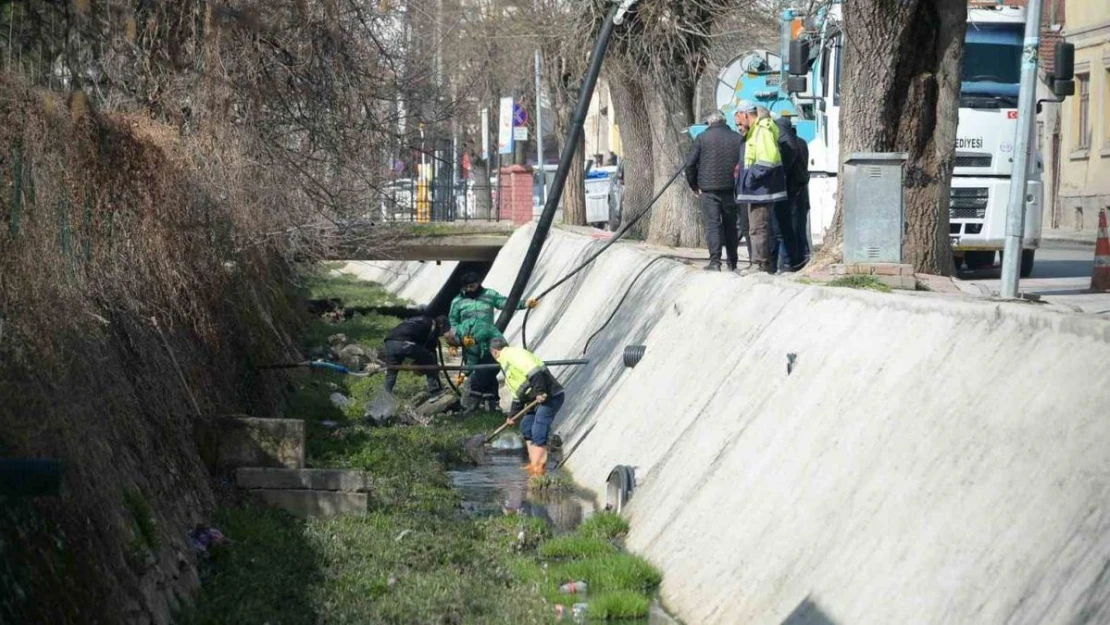 Bozüyük'te kanal temizliği