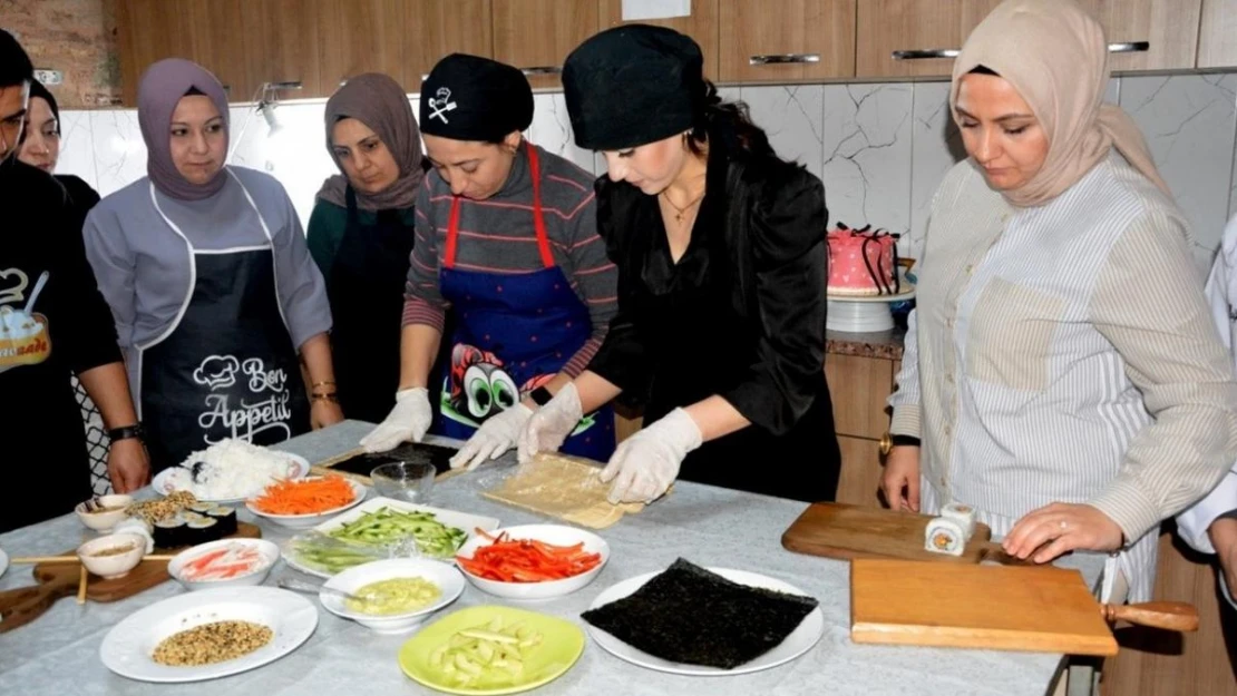 Bu kursta Türk ve Dünya mutfağının inceliklerini öğreniyorlar