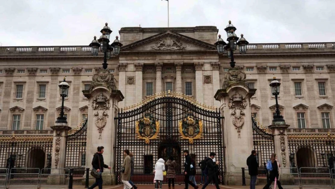 Buckingham Sarayı'nın kapısına araçla çarpan şahıs gözaltına alındı