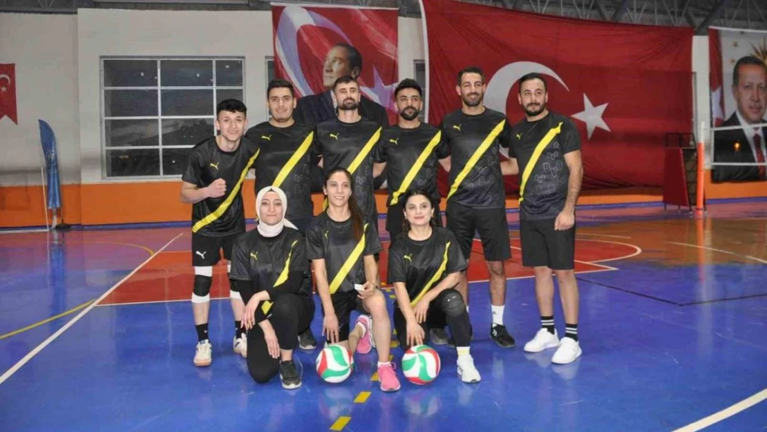 Bulanık'ta kurumlar arası voleybol turnuvası başladı