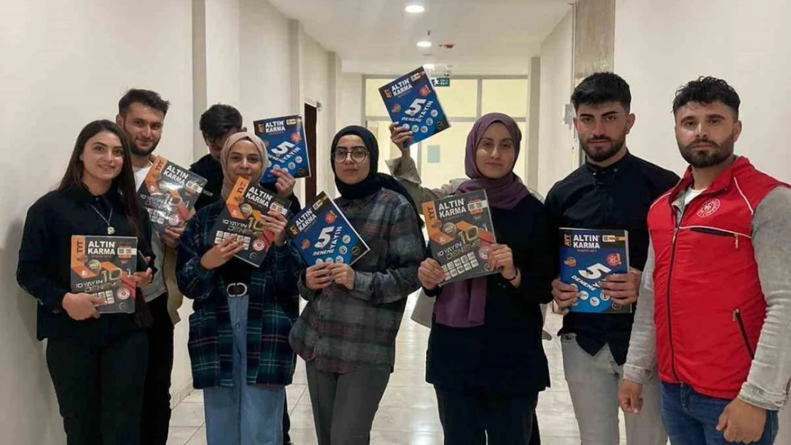 Bulanık'ta sınavına girecek gençlere kitap desteği