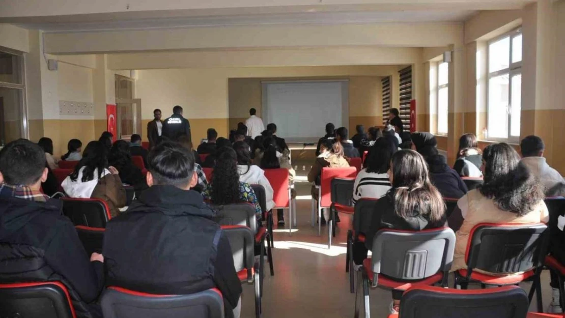 Bulanıklı öğrencilere kariyer semineri verildi