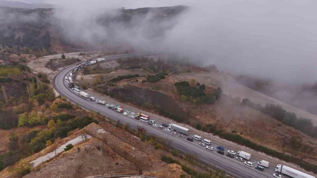 Burdur-Antalya Karayolu'nda tır makasladı, kilometrelerce araç kuyruğu oluştu