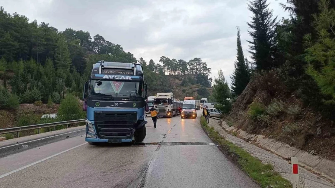 Burdur'da 2 otomobil ve tır çarpıştı: 1 yaralı