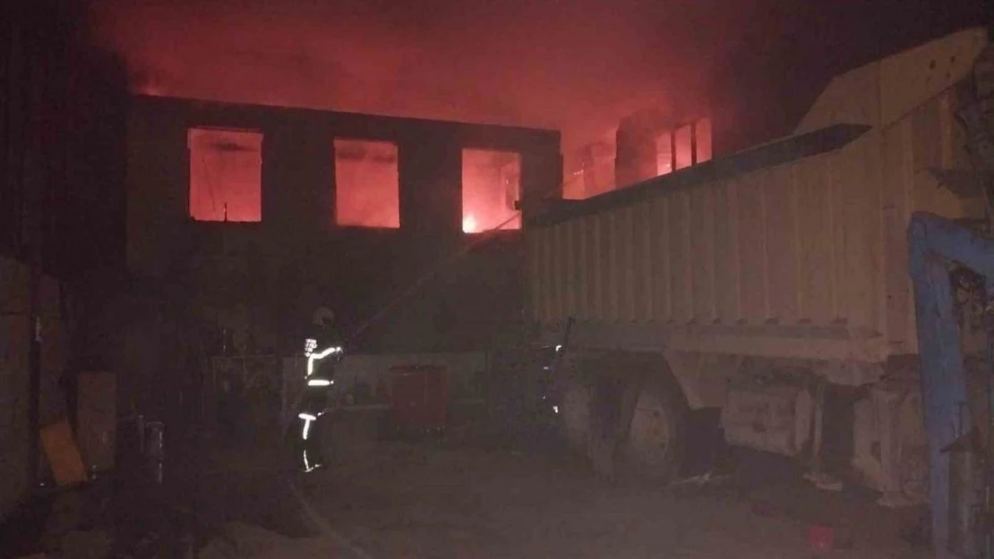 Burdur'da çıkan yangında 6 iş yeri zarar gördü