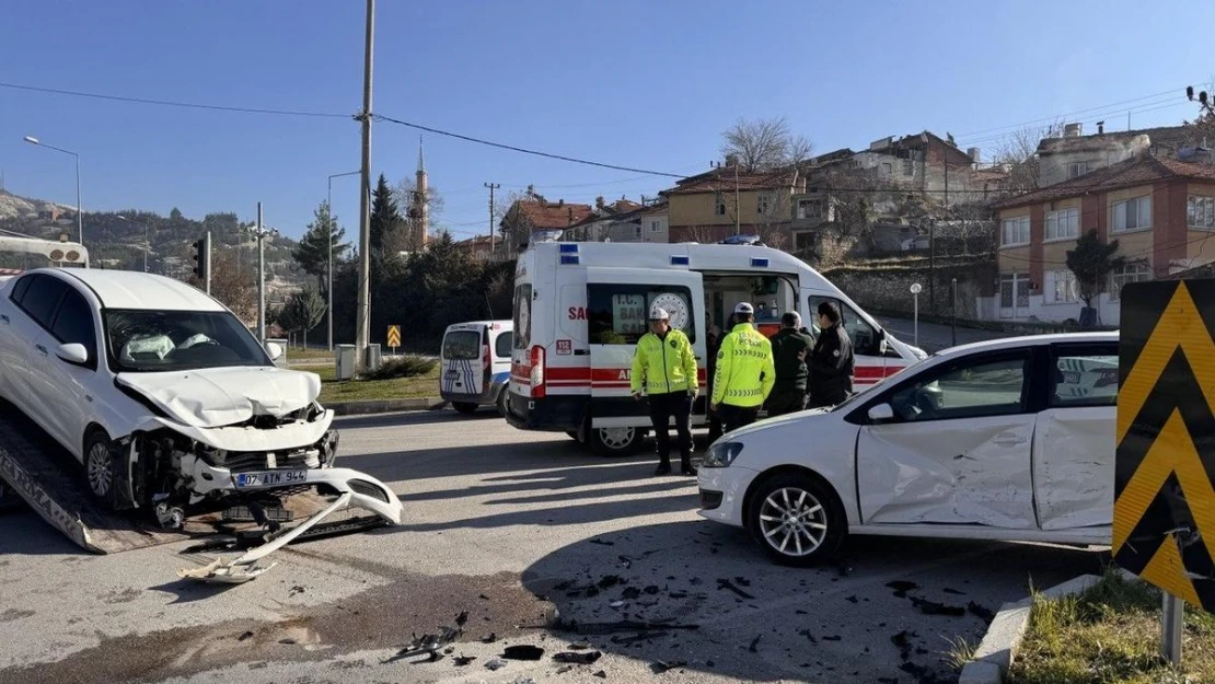 Burdur'da iki otomobil çarpıştı: 3 kişi yaralandı