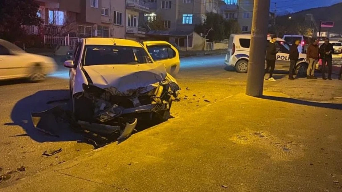 Burdur'da kavşağa kontrolsüz giren 2 araç çarpıştı: 3 yaralı