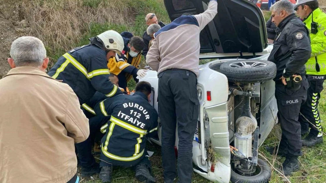 Burdur'da kontrolden çıkan ekobis bahçeye uçtu: 3 yaralı