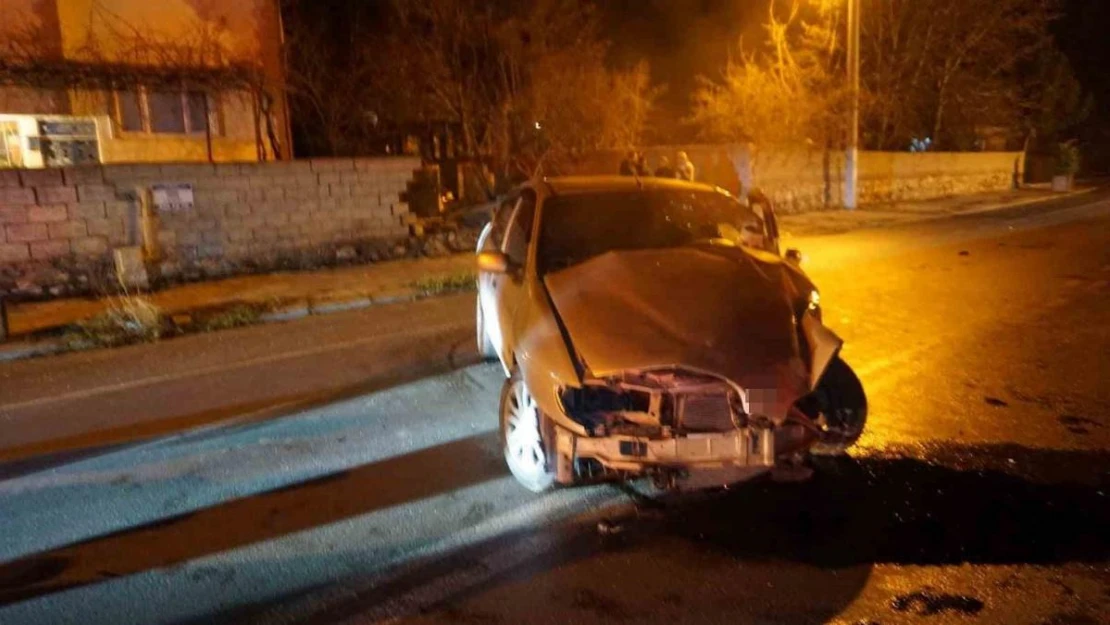 Burdur'da kontrolden çıkan otomobil bahçe duvarına çarptı: 2 yaralı